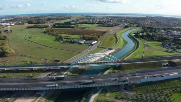 Motorväg tåg järnväg på bro antenn skott Montpellier Medelhavet hav — Stockvideo