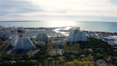 La Grande Motte hava manzarası piramit binalarını kapatır 70 'ler marinası Fransa
