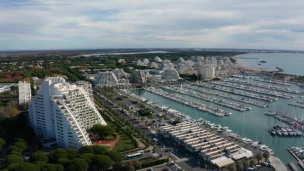 La Grande Motte resort stad med marina Frankrike antenn skott byggnader strandpromenad — Stockvideo