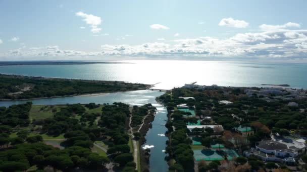 Canal megy a Földközi-tenger üdülőhely város la Grande Motte lakóövezet — Stock videók