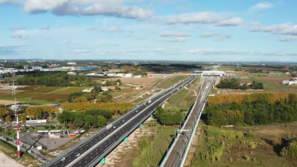 Gare Sud de France Gare moderne de Montpellier le long de l'autoroute aérienne — Video