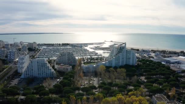 La Grande Motte vue aérienne close up pyramides bâtiments seventies marina France — Video