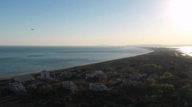 Denizde yelkenli teknesi. Kırmızı katamaran La Grande Motte. Akdeniz.