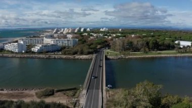 Arka planda La Grande Motte ile köprü Fransa Akdeniz manzarası