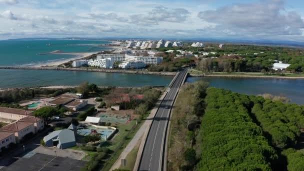 Bil korsar en bro la Grande Motte Frankrike antenn utsikt Medelhavet stranden — Stockvideo