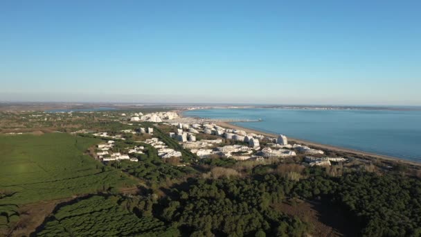 La Grande Motte prise de vue aérienne d'un homme planche à voile Méditerranée France été — Video
