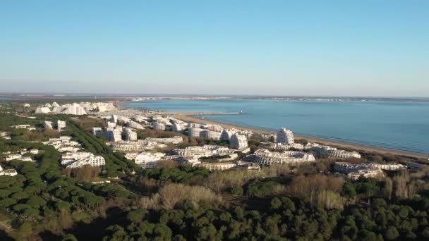 Homme planche à voile sport nautique la Grande Motte en arrière plan aérienne France — Video