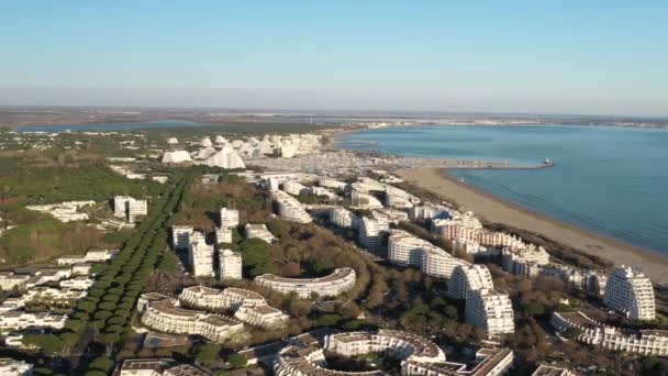 Windsurfing εναέρια λήψη la Grande Motte καλοκαίρι Occitanie Γαλλία εναέρια θέα — Αρχείο Βίντεο