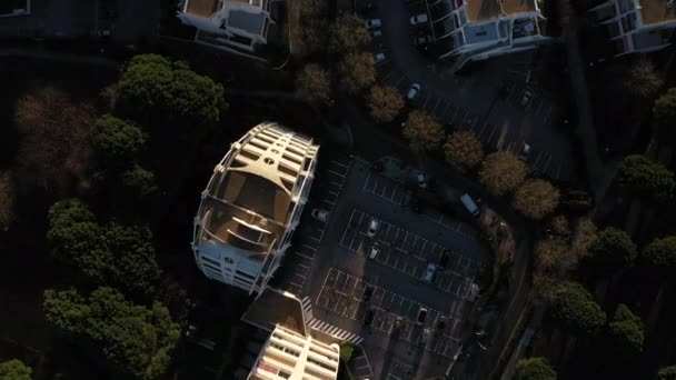 Concetto edifici piramidali architettura anni settanta La Grande Motte Vista aerea — Video Stock