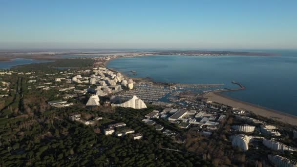 Planche à voile dans la mer Méditerranée Grande Motte France prise de vue aérienne ensoleillée — Video