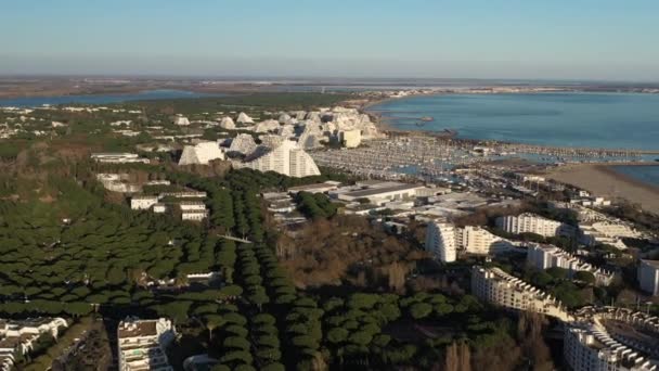 Planche à voile sur la mer Méditerranée la Grande Motte aérienne Occitanie France — Video