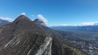 İHA görüntüsü Grenoble 'daki Bastille kalesine doğru uçuyor, Fransız Alpleri