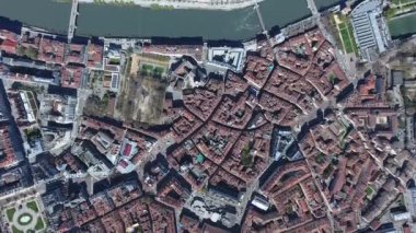 İHA görüntüsü Grenoble 'daki Bastille kalesine doğru uçuyor, Fransız Alpleri
