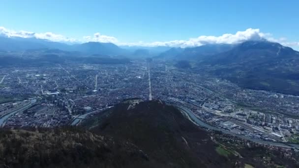 グルノーブル市を見下ろす山の上を飛ぶ — ストック動画