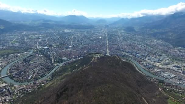 栄光の街 フランスアルプスのパノラマビュー 空中ドローンショット — ストック動画