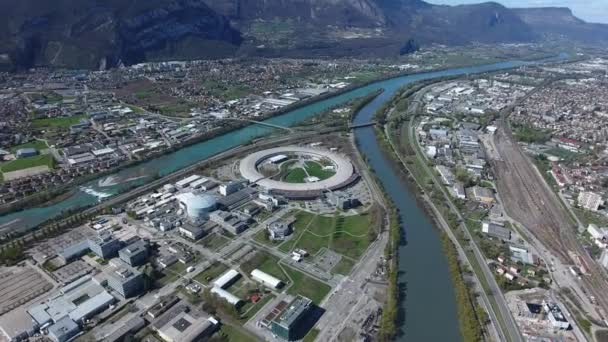 Flygning Mot Den Europeiska Synkrotronstrålningsanläggningen Grenoble Scientific Center — Stockvideo