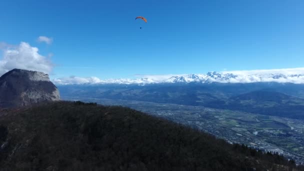 Paraglider met besneeuwde bergen op de achtergrond. Luchtfoto Grenoble Frankrijk — Stockvideo