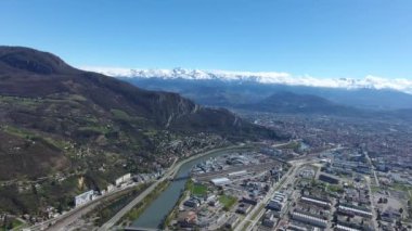 Avrupa Bilim Merkezi. Grenoble, hava aracı görüntüsü, arka planda karlı dağlar