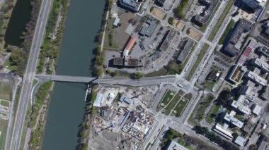 Nehir, yol ve endüstriyel bölge insansız hava aracı görüntüsü. Gökyüzü Grenoble güneşli bir gün
