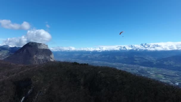 Homme parapente au-dessus des Alpes Grenoble Vue aérienne des drones — Video