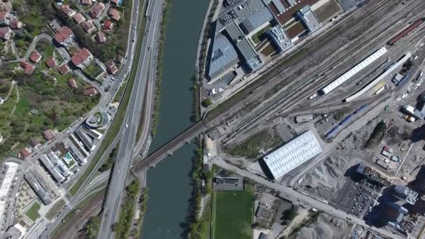 Grenoble Bir Nehir Sanayi Yerleşim Bölgesinin Yukarıdan Görünüşü Güneşli Bir — Stok video