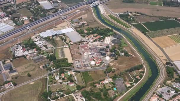 Montpellier reningsverk (WWTP) längs floden Lez Frankrike flygbild — Stockvideo