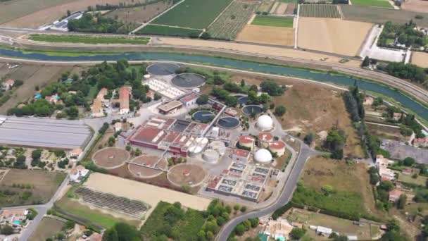 Planta depuradora de aguas residuales en Montpellier Francia vista aérea Aguas residuales aclaradas — Vídeos de Stock