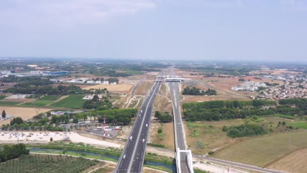 Snelwegen met station op de achtergrond Montpellier luchtfoto zonnige dag — Stockvideo