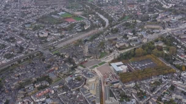 Hohe Luftaufnahme der Kathedrale von Le Mans Stadtzentrum Frankreich Sarthe bewölkter Tag — Stockvideo