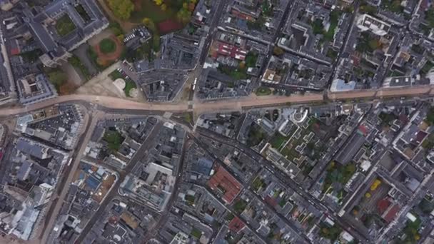 Letecký vertikální pohled shora nad le Mans centrum města obytné domy tramvaj — Stock video