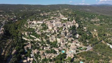 Gordes hava manzaralı tepe köyü Les Plus Beaux Villages de France Vaucluse