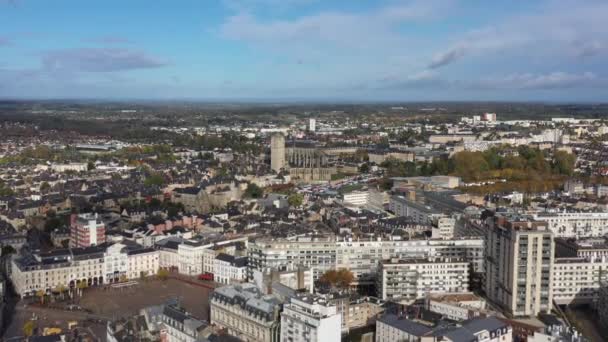 Gebäude im Zentrum von Le Mans und alte Kathedrale im Hintergrund Luftaufnahme sonniger Tag — Stockvideo