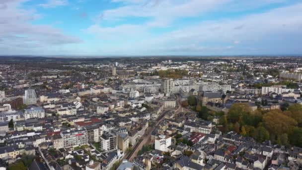 Le Mans baixa Park edifícios e casas ar tiro céu azul com nuvens — Vídeo de Stock