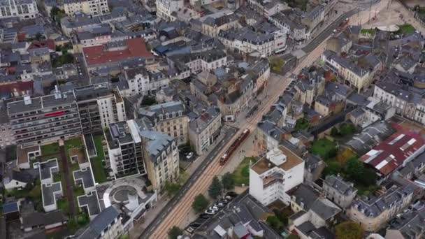 Tramwaje widok z lotu ptaka le Mans centrum miasta Francja Sarthe dzielnicy mieszkalnej — Wideo stockowe