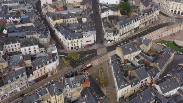 Letecký záběr tramvaje v Le Mans avenue generální leclerc — Stock video