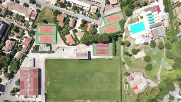 Attività sportive parco campo di calcio campi da tennis piscina aerea colpo superiore — Video Stock
