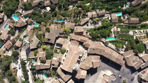 Top aerial view of Gordes village France sunny day famous castle and hotels — Stock Video