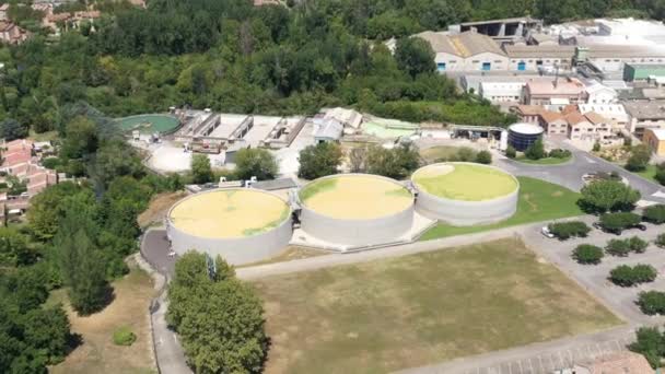 Planta depuradora de aguas residuales en l 'Isle-sur-la-Sorgue Francia — Vídeo de stock