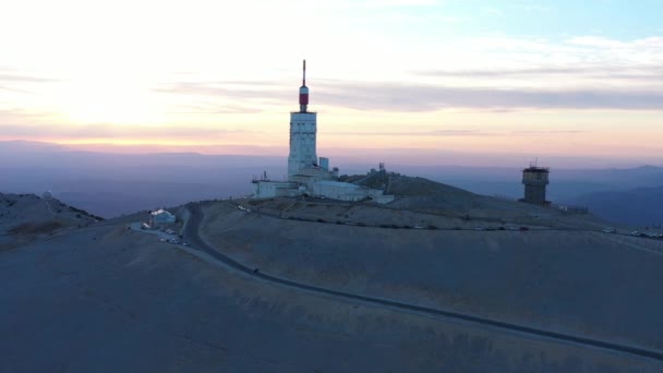 Cumbre del Observatorio Científico Mont Ventoux y antena montaña famosa — Vídeos de Stock