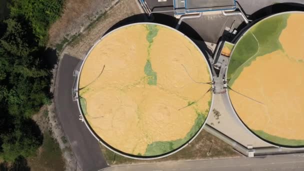 Luftaufnahme über einer Kläranlage in l 'Isle-sur-la-Sorgue Frankreich — Stockvideo