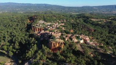 Roussillon 'un tepedeki köyü. Fransa' nın güneşli bir gününde, kil ocaklarında ünlü toprak yatakları.