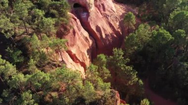 Kanyon Roussillon lacivert pigmentleri, güneşli bir günde Fransa Vaucluse 'da havadan çekiliyor.