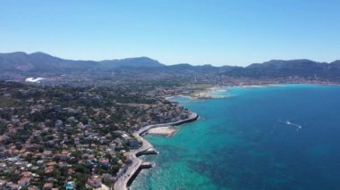 Marsilya sahil şeridi, Velodrome Stadyumu ve Calanques Ulusal Parkı 'nın insansız hava aracı görüntüsü