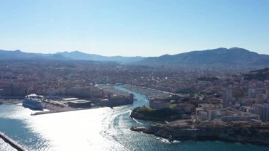 Sağdan sola, Marsilya Limanı Vieux Limanı üzerinde seyahat, büyük bir feribot müzesi.