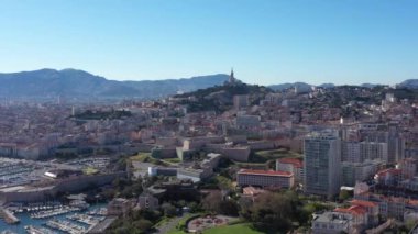 Marsilya Vieux Limanı üzerinde uçan hava aracı, Notre dame de la Garde