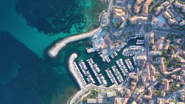 Foto aerea di punta di Sausset-les-Pins porto mediterraneo città zona residenziale. — Video Stock