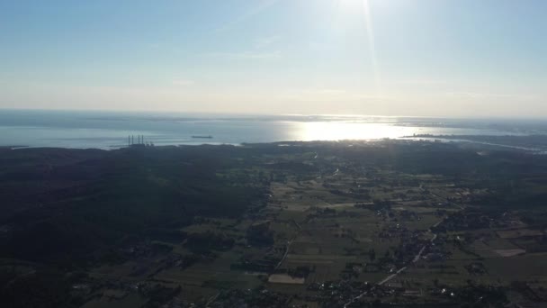 Luftaufnahme Der Südlichen Waldlandschaft Felder Und Mittelmeer Hintergrund Sonniger Tag — Stockvideo