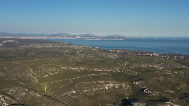 Montanha paisagem rochosa com árvores ao sul da França drone aérea tiro — Vídeo de Stock