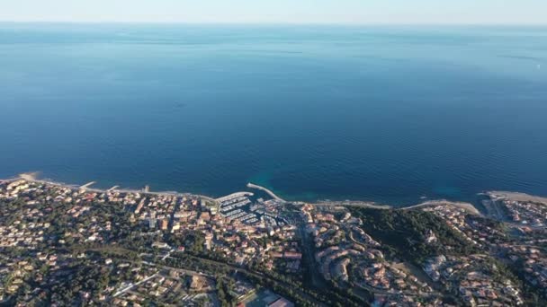 Středozemní pobřeží letecký pohled na Sausset les Pins modré nebe klidné moře Francie — Stock video