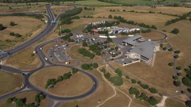 法国Aveyron Aerial shot高速公路的加油站 — 图库视频影像